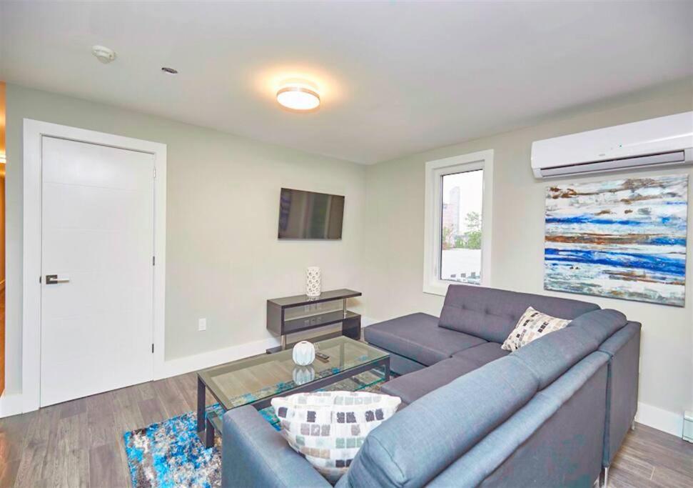 Luxury Boutique 2 Bedroom 4b - No Fee's Holiday home *