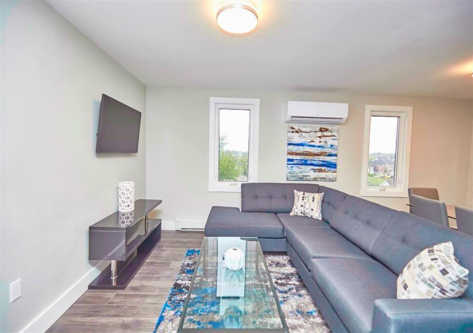 Luxury Boutique 2 Bedroom 4b - No Fee's *