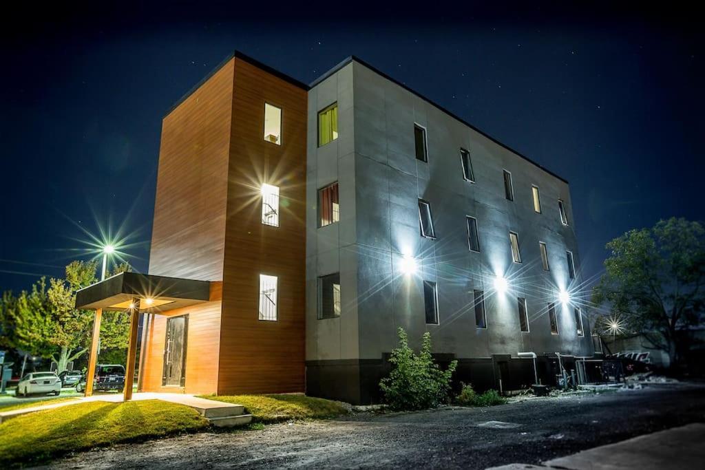 Luxury Boutique 2 Bedroom 4b - No Fee's